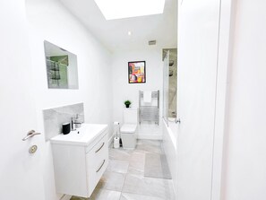 Secadora de cabello, toallas, jabón, shampoo 