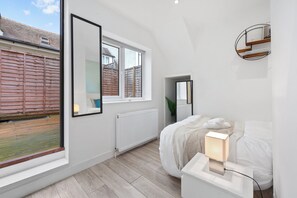 3 soverom, skrivebord, strykejern/-brett og reiseseng for barn