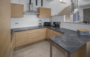 Kylskåp, ugn, diskmaskin och kaffe- och tebryggare