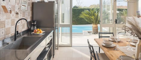 Refrigerador, horno, lavavajillas y cafetera y tetera