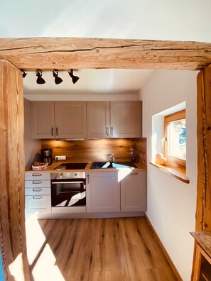 Kjøleskap, ovn, kokeplater og oppvaskmaskin