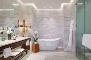Suite – deluxe, 1 soverom | Bad | Designertoalettartikler, hårføner, badekåper og tøfler