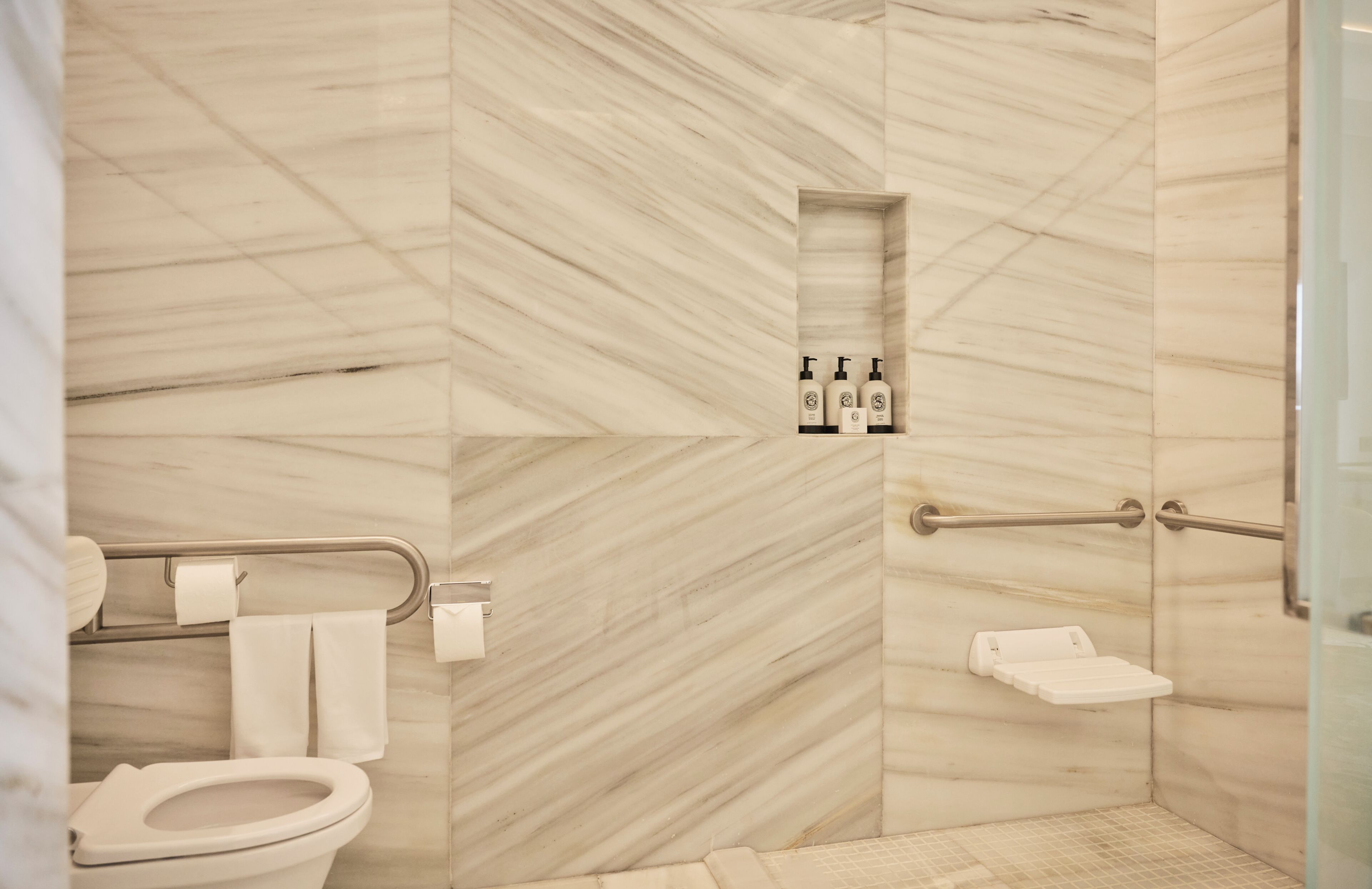 Amenidades de baño de diseñador, secadora de cabello, batas, pantuflas 