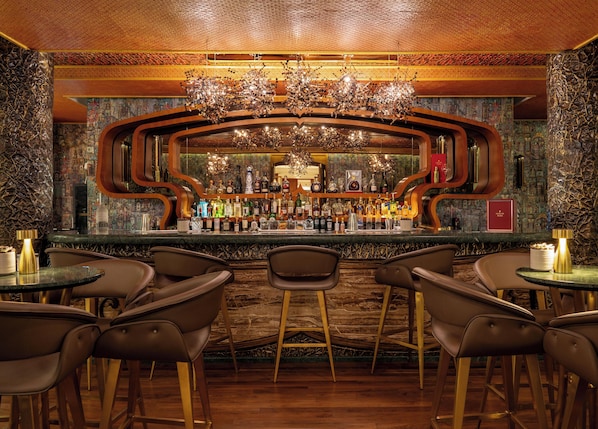 2 bars/lounges, lobby lounge