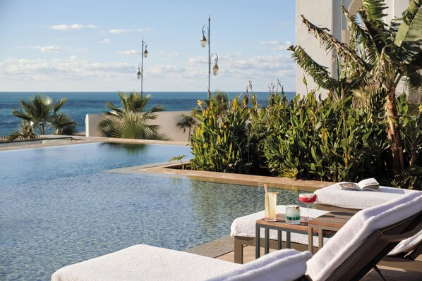 2 buitenzwembaden, parasols bij het zwembad en ligstoelen