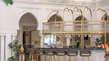 2 bares, salón en el lobby