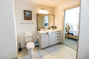 Regadera, secadora de cabello, toallas 