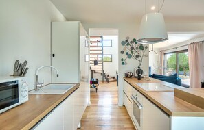 Fridge, oven, dishwasher, coffee/tea maker