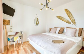 4 bedrooms, iron/ironing board, free WiFi, bed sheets