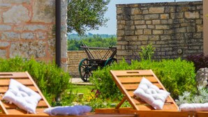 A garden with wooden lounge chairs and a bicycle. - Beautiful home in Rovinj (Rovinj)