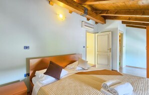 5 dormitoris, planxa i posts de planxar i un bressol de viatge