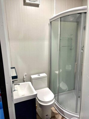 Habitación individual estándar | Baño | Regadera, bidet, toallas, jabón 