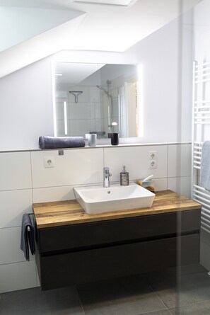 シャワー、ヘアドライヤー、タオル、石鹸