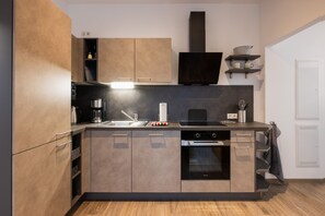 ثلاجة، ميكروويف، فرن، موقد طهي مسطح