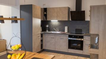 KĂŒhlschrank, Mikrowelle, Ofen, Herdplatte