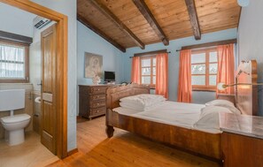 3 habitaciones, tabla de planchar con plancha y cuna de viaje 