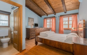 3 habitaciones, tabla de planchar con plancha y cuna de viaje