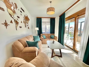 Deluxe-Villa | Wohnbereich | 32-Zoll-LCD-Fernseher mit Kabelempfang