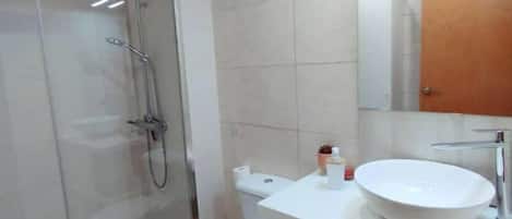 Séchoir à cheveux, serviettes fournies, savon, shampooing