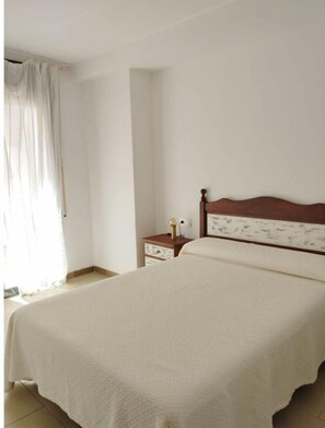 2 soveværelser, skrivebord, strygejern/strygebræt, weekendseng