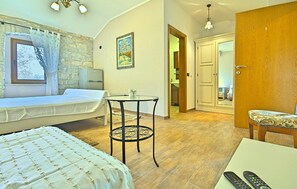 4 habitaciones, tabla de planchar con plancha y cuna de viaje