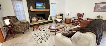 Springdale gem, centrally located, covered patio