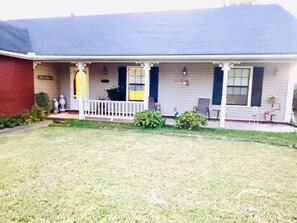 Exterior - Springdale gem, centrally located, covered patio (Springdale)