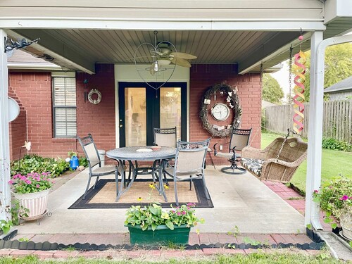 Springdale gem, centrally located, covered patio