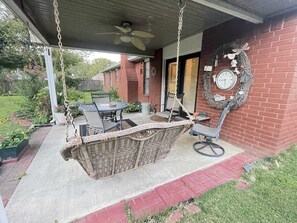 Outdoor dining - Springdale gem, centrally located, covered patio (Springdale)
