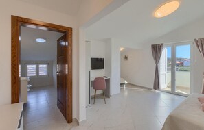 6 habitaciones, tabla de planchar con plancha y cuna de viaje