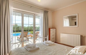 4 bedrooms, iron/ironing board, travel cot, free WiFi