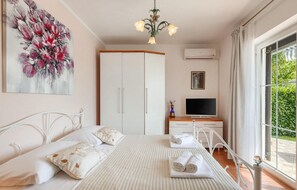 4 habitaciones, tabla de planchar con plancha y cuna de viaje