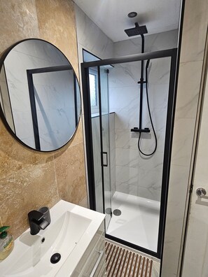 Hair dryer, towels - Homebird Property- Buckton House (Holbeck)
