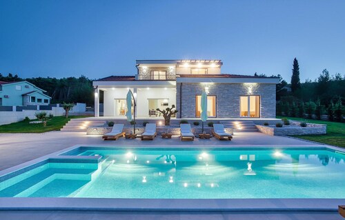 Cozy home in Pridraga