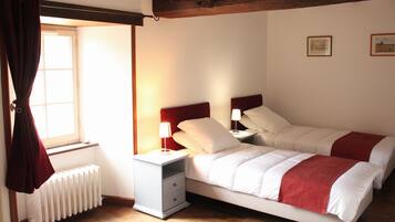 8 bedrooms, desk, iron/ironing board, travel crib