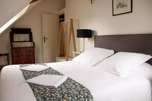 8 slaapkamers, een bureau, een strijkplank/strijkijzer, reisbedje