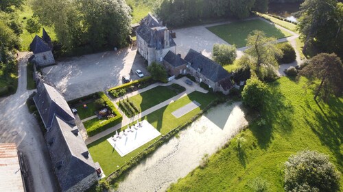 Domaine de la Courin lomamökit – 20 henkilöä – Uima-allas – Ulkoporeallas