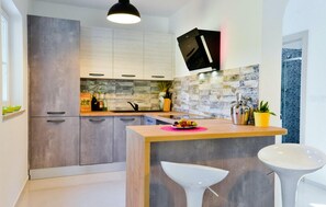 Kühlschrank, Ofen, Geschirrspüler, Wasserkocher mit Kaffee-/Teezubehör