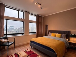 2 bedrooms, iron/ironing board, travel crib, WiFi - City view 2 bed flat in the heart of Manchester. (Salford)