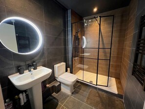 Regadera, amenidades de baño gratuitas, secadora de cabello, toallas 