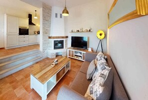 Télévision, cheminée, lecteur de DVD, chaîne hi-fi