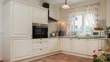 Réfrigérateur, four, lave-vaisselle, cafetiÚre/bouilloire