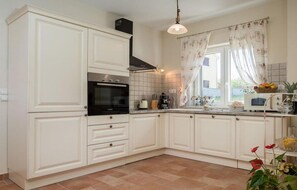 Fridge, oven, dishwasher, coffee/tea maker