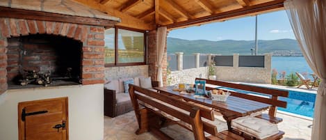 تناول الطعام بالخارج