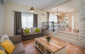 TV, fireplace, DVD player, stereo - Nice home in Pridraga (Pridraga)