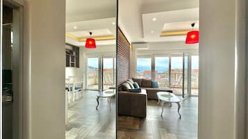 Superior-Apartment | Wohnbereich | LCD-Fernseher