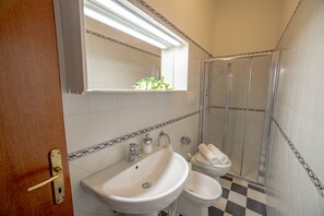 Dusche, Haartrockner, Bidet, Handtücher