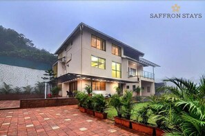Front of property - Hotel Strawberry Inn (Mahabaleshwar)