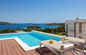 Een verwarmd zwembad