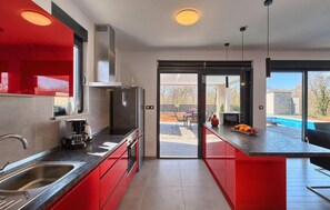 Kjøleskap, ovn, oppvaskmaskin og kaffetrakter/tekoker